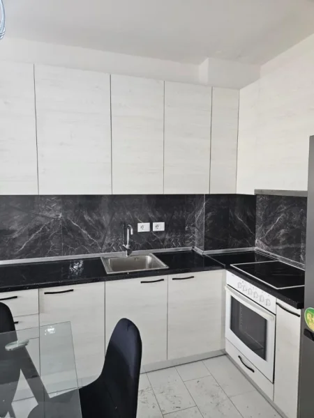 Tirane, jepet me qera apartament 1+1+Ballkon Kati 10, 70 m² 500 € (Rruga e kavajes)