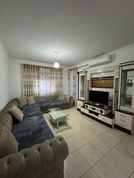 Tirane, jepet me qera apartament 1+1 Kati 7, 550 € (Rr.Dibres)