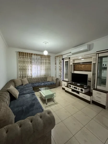 Tirane, jepet me qera apartament 1+1 Kati 7, 550 € (Rr.Dibres)