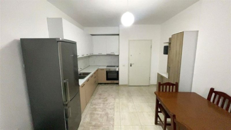 Tirane, jepet me qera apartament 2+1+Ballkon Kati 2, 85 m² 900 € (Rruga Ibrahim Dervishi)
