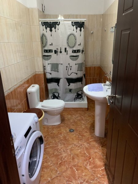 Tirane, jepet me qera apartament 1+1 Kati 4, 64 m² 358 € (Rruga e Dajtit)