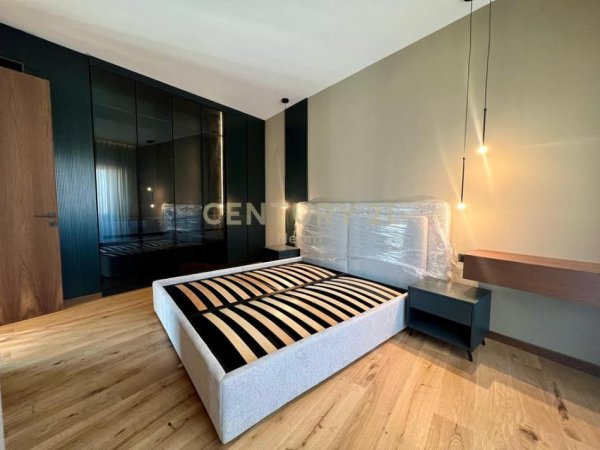 Tirane, jepet me qera apartament+verande | Penthouse 3+1+Aneks+Ballkon Kati 8, 400 m² 3.500 € (Neom114207)