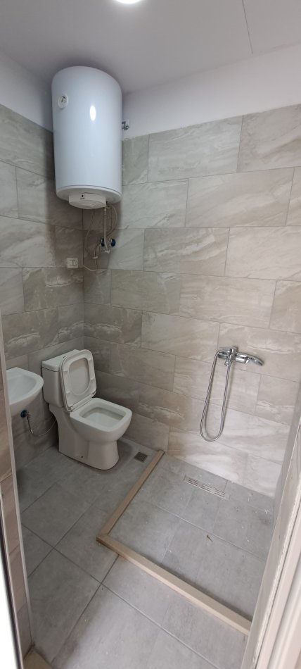 Tirane, jepet me qera apartament 1+1 Kati 1, 70 m² 400 € (Rruga e Dibres)