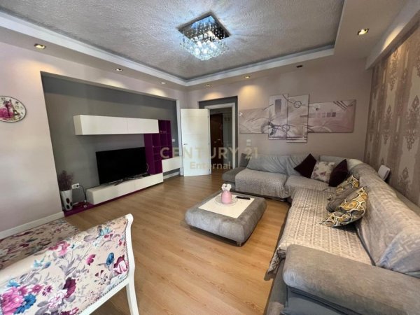 Tirane, jepet me qera apartament 3+1 Kati 6, 130 m² 700 € (rruga e Barrikadave)