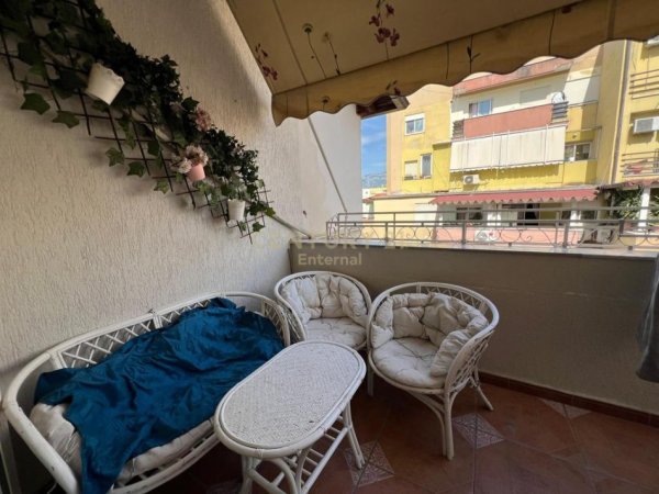 Tirane, jepet me qera apartament 3+1 Kati 6, 130 m² 700 € (rruga e Barrikadave)