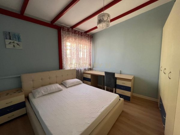 Tirane, jepet me qera apartament 3+1 Kati 6, 130 m² 700 € (rruga e Barrikadave)