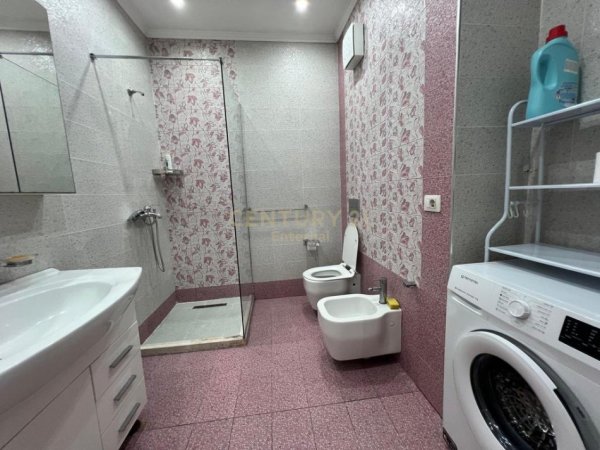Tirane, jepet me qera apartament 3+1 Kati 6, 130 m² 700 € (rruga e Barrikadave)