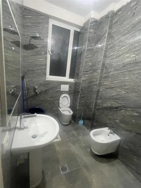 Tirane, jepet me qera apartament 1+1 Kati 3, 60 m² 35,000 leke (Prane 2 palmave)