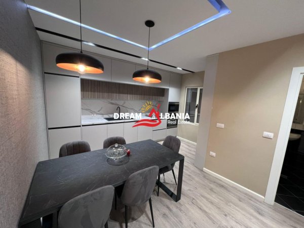 Tirane, jepet me qera apartament 2+1 , 113 m² 800 € (Ne Don Bosko)