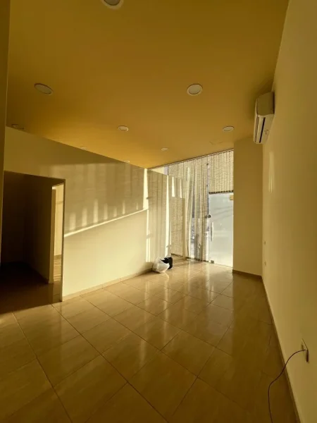 Tirane, jepet me qera ambjent biznesi Kati 0, 43 m² 600 € (Bulevardi Gjergj Fishta)