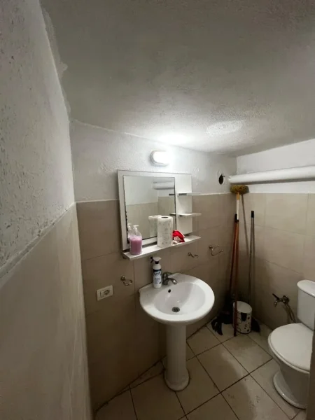Tirane, jepet me qera ambjent biznesi Kati 0, 43 m² 600 € (Bulevardi Gjergj Fishta)