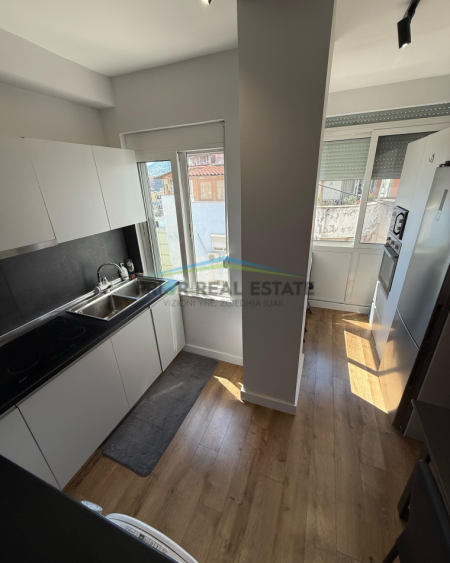 Tirane, jepet me qera apartament 1+1 Kati 11, 70 m² 720 € (Komuna e Parisit)