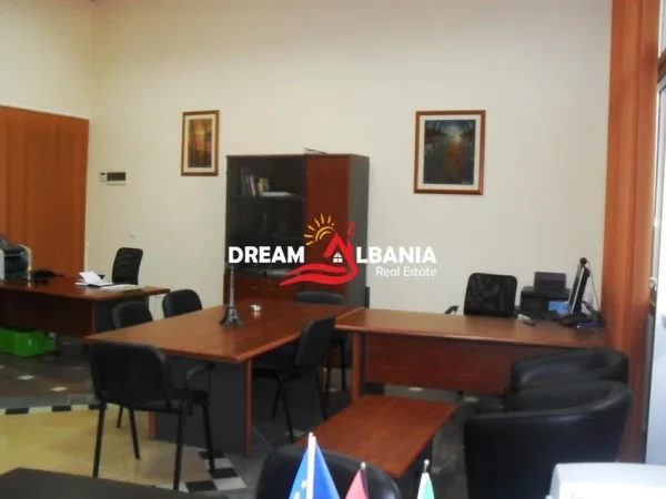 Tirane, shitet zyre , 47 m² 120.000 € (rrugen e Barrikadeve)
