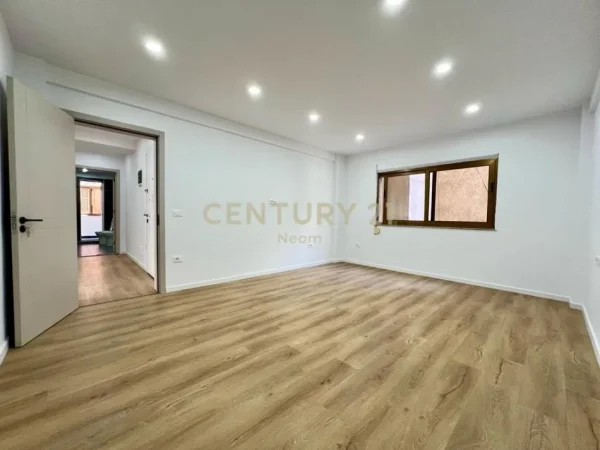 Tirane, jap me qera zyre , 120 m² 1.200 € (Sheshi Willson)