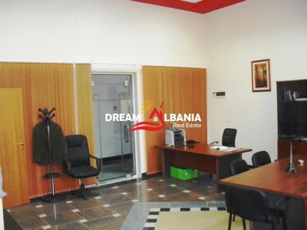 Tirane, shitet zyre , 47 m² 120.000 € (rrugen e Barrikadeve)
