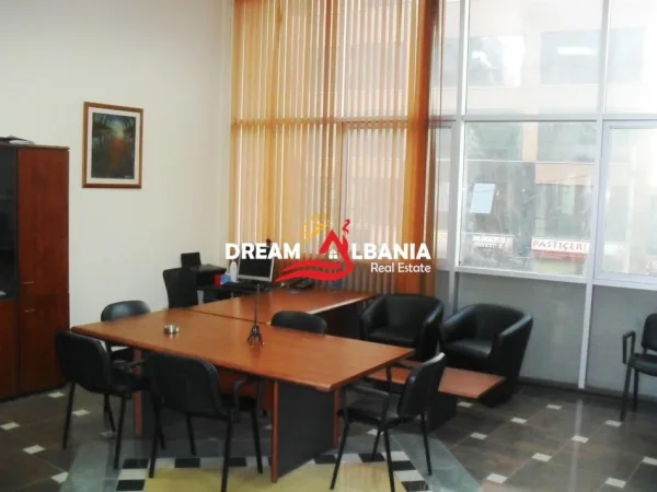 Tirane, shitet zyre , 47 m² 120.000 € (rrugen e Barrikadeve)
