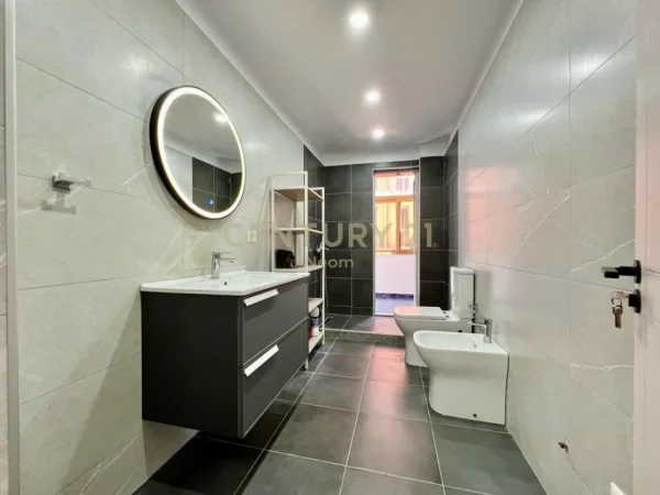 Tirane, jap me qera zyre , 120 m² 1.200 € (Sheshi Willson)