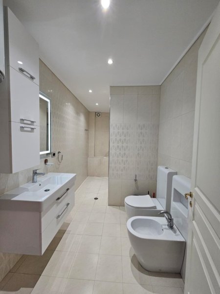 Tirane, jepet me qera apartament 2+1+Ballkon Kati 5, 120 m² 1.800 € (prane Air Albania)