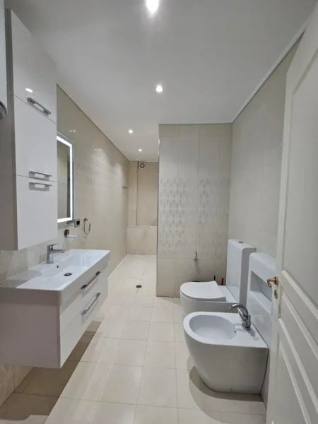 Tirane, jepet me qera apartament 2+1+Ballkon Kati 5, 120 m² 1.800 € (prane Air Albania)