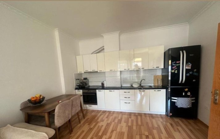 Tirane, jepet me qera apartament 2+1+Ballkon Kati 8, 110 m² 500 € (Rruga Mikel Maruli)