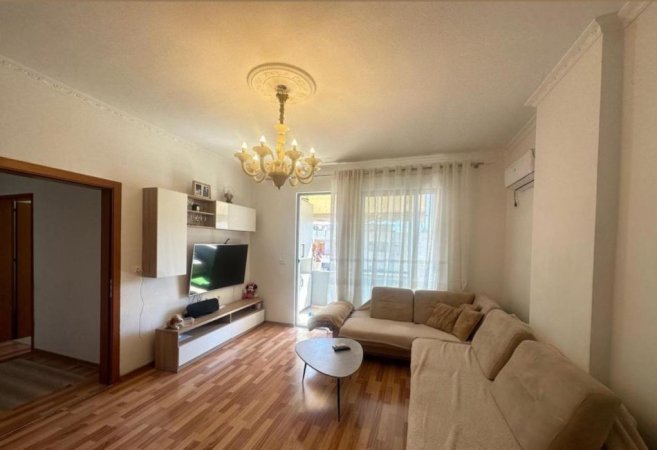 Tirane, jepet me qera apartament 2+1+Ballkon Kati 8, 110 m² 500 € (Rruga Mikel Maruli)