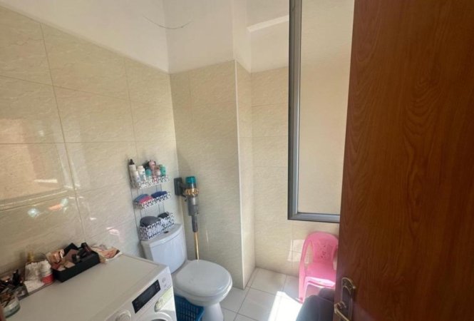 Tirane, jepet me qera apartament 2+1+Ballkon Kati 8, 110 m² 500 € (Rruga Mikel Maruli)
