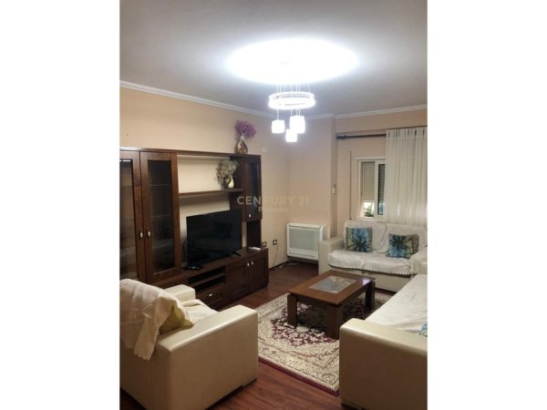 Tirane, jepet me qera apartament 2+1+Ballkon Kati 3, 100 m² 500 € (Ali Demi)