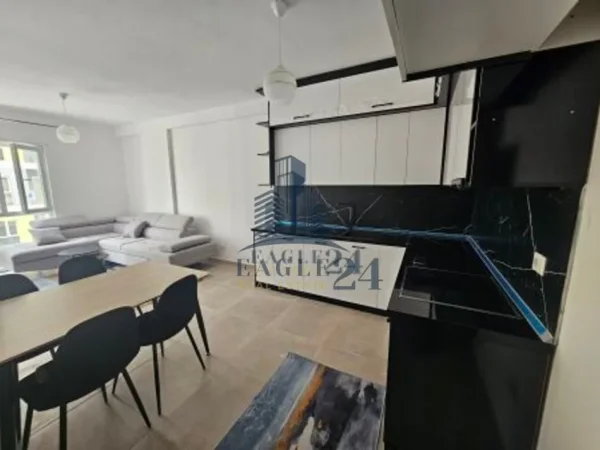Tirane, jepet me qera apartament 2+1 Kati 4, 74 m² 450 € (univers city)