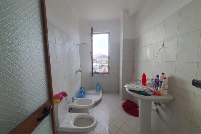 Tirane, jepet me qera apartament , 89 m² 500 € (Pallatet Çabej, Yzberisht)