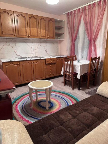 Tirane, jepet me qera apartament 1+1+Ballkon Kati 2, 55 m² 400 € (Rruga Adem Kruja)
