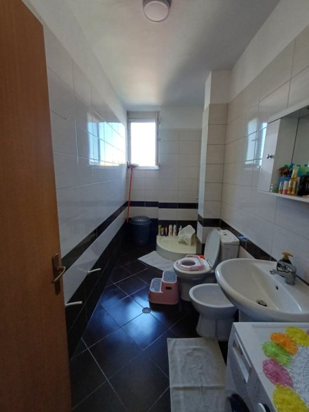Tirane, jepet me qera apartament 1+1+Ballkon Kati 3, 65 m² 35,000Leke (Linze)