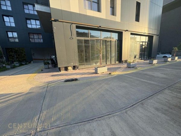 Tirane, jepet me qera Kati 0, 111 m² 1.300 € (5 Maji)