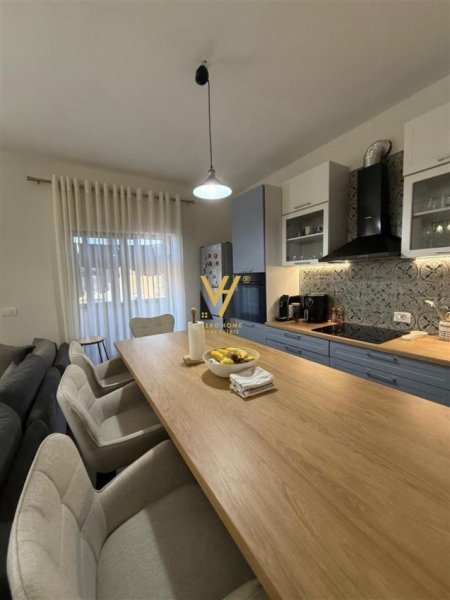 Tirane, shitet apartament 1+1+Ballkon Kati 1, 71 m² 110.000 € (kinostudio)