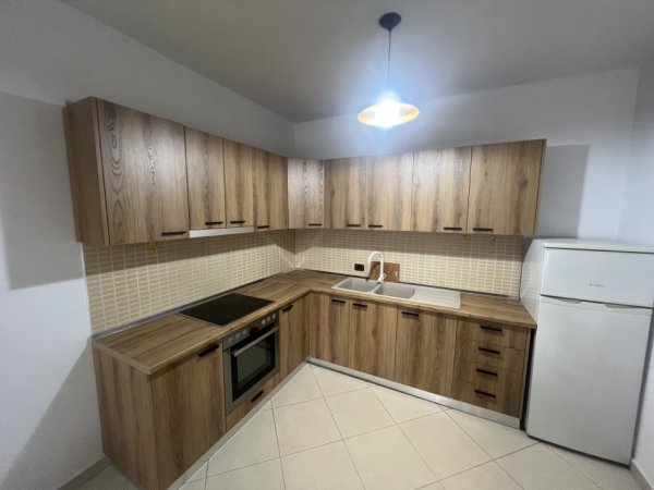 Tirane, jepet me qera apartament 2+1+Ballkon Kati 2, 90 m² 500 € (Rruga Loni Ligori)