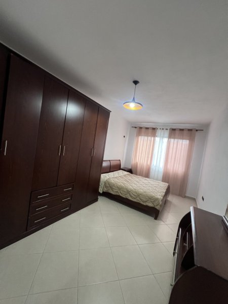 Tirane, jepet me qera apartament 2+1+Ballkon Kati 2, 90 m² 500 € (Rruga Loni Ligori)