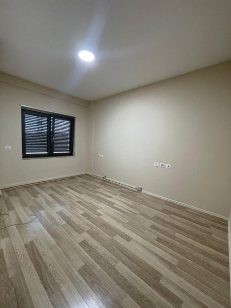 Tirane, jepet me qera zyre Kati 4, 130 m² 900 € (Zogu i Zi)