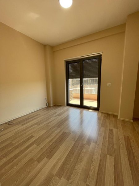 Tirane, jepet me qera zyre Kati 4, 130 m² 900 € (Zogu i Zi)
