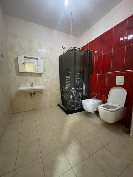 Tirane, jepet me qera zyre Kati 4, 130 m² 900 € (Zogu i Zi)