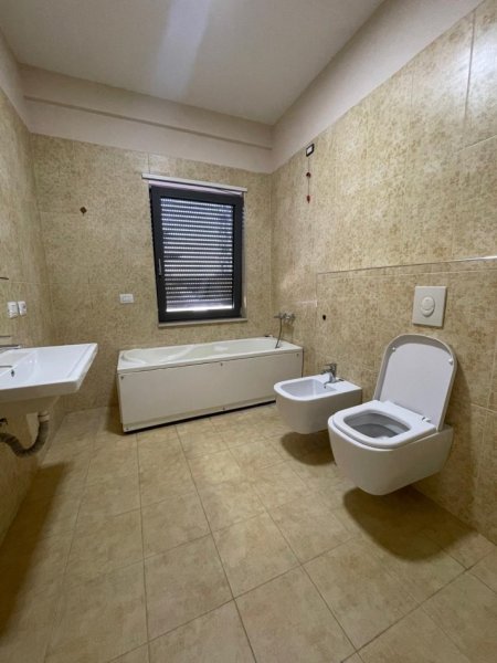 Tirane, jepet me qera zyre Kati 4, 130 m² 900 € (Zogu i Zi)