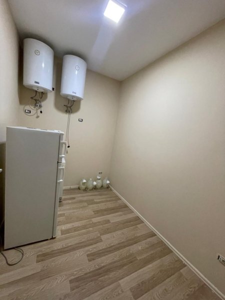 Tirane, jepet me qera zyre Kati 4, 130 m² 900 € (Zogu i Zi)