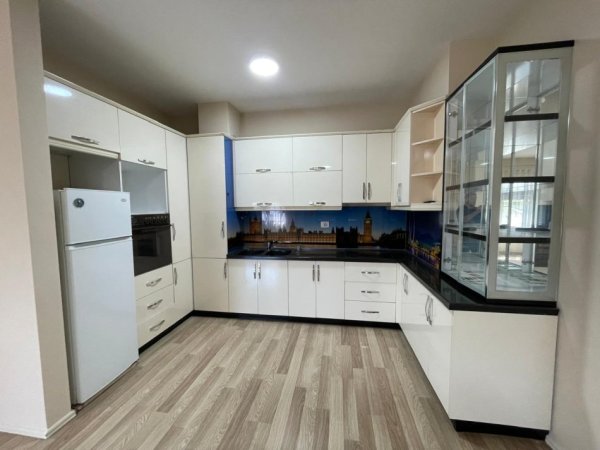 Tirane, jepet me qera zyre Kati 4, 130 m² 900 € (Zogu i Zi)