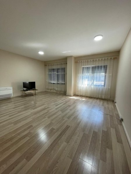 Tirane, jepet me qera zyre Kati 4, 130 m² 900 € (Zogu i Zi)