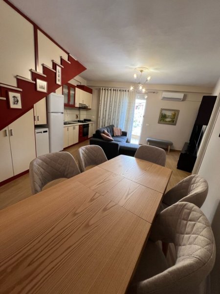 Tirane, jepet me qera apartament duplex 2+1+Ballkon , 115 m² 1.300 € (Rruga Gjon Buzuku)