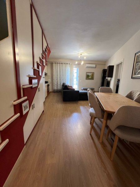 Tirane, jepet me qera apartament duplex 2+1+Ballkon , 115 m² 1.300 € (Rruga Gjon Buzuku)