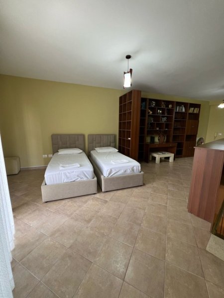 Tirane, jepet me qera apartament duplex 2+1+Ballkon , 115 m² 1.300 € (Rruga Gjon Buzuku)