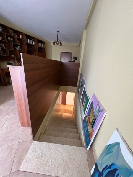 Tirane, jepet me qera apartament duplex 2+1+Ballkon , 115 m² 1.300 € (Rruga Gjon Buzuku)