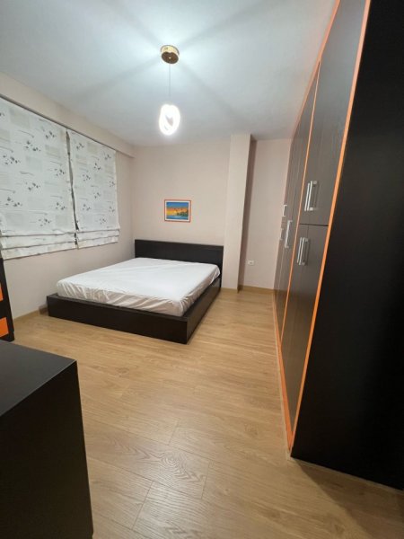 Tirane, jepet me qera apartament duplex 2+1+Ballkon , 115 m² 1.300 € (Rruga Gjon Buzuku)