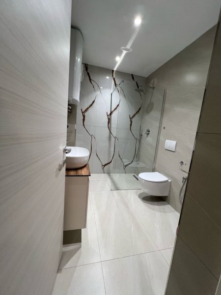 Tirane, jepet me qera apartament duplex 2+1+Ballkon , 115 m² 1.300 € (Rruga Gjon Buzuku)