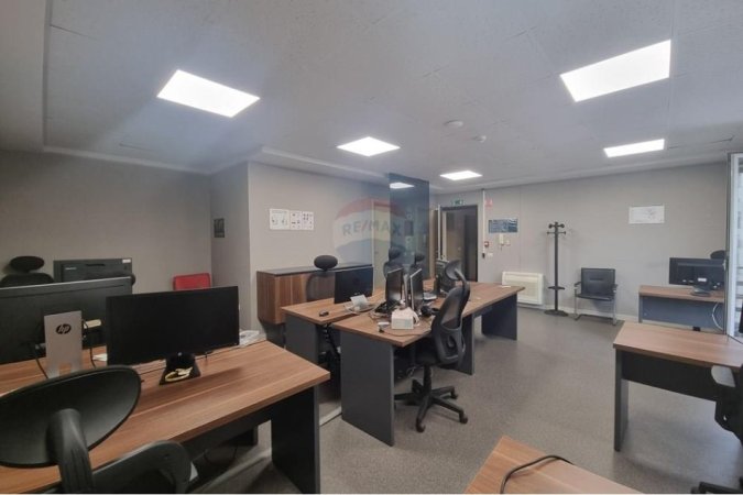 Tirane, jepet me qera zyre Kati 6, 219 m² 3.290 € (Libri Universitar)
