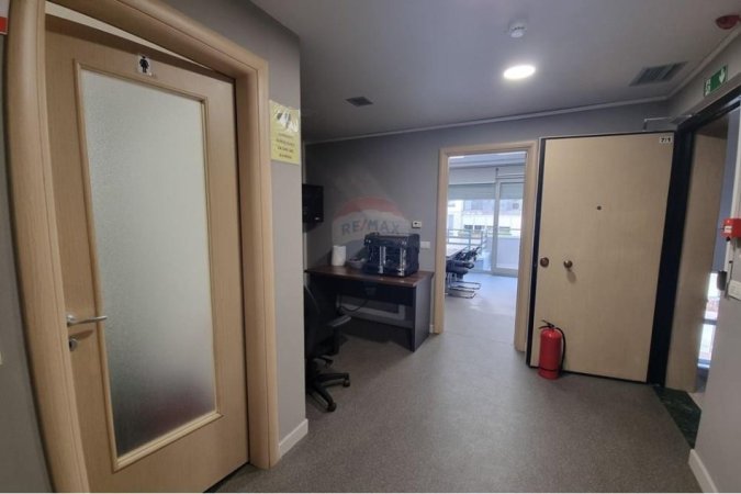 Tirane, jepet me qera zyre Kati 6, 219 m² 3.290 € (Libri Universitar)